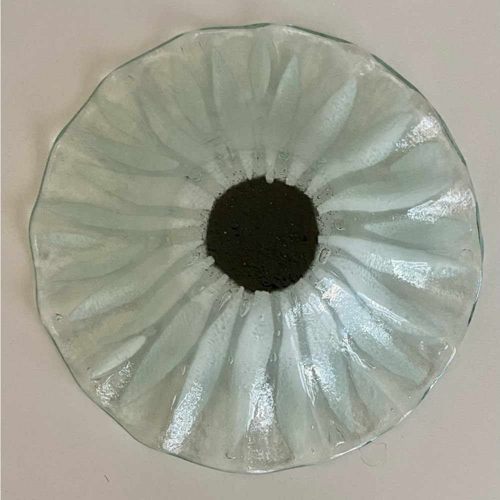 🌀 SYDENSTRICKER FUSED GLASS WHITE DAISY BOWL DISH 🌀 - Picture 2 of 3